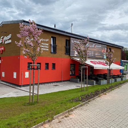 Hotel Penzion Kuzelna Trutnov Exterior foto